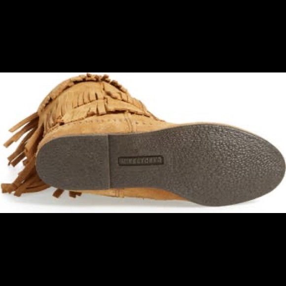 Almost NEW Minnetonka Women's 3-Layer Fringe Boot  size 7 - Picture 14 of 14